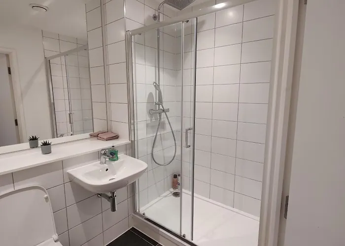 Penthouse-like With & Waterfront Views In Old Trafford With 500mbps Internet And Netflix דירה מנצ'סטר