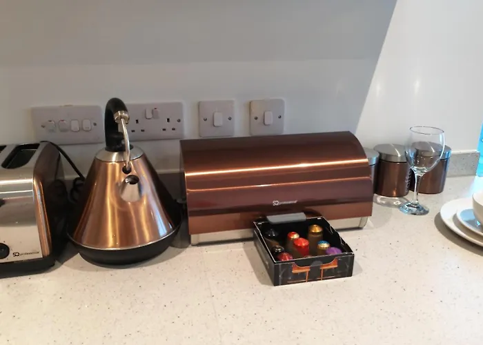 Penthouse-like With & Waterfront Views In Old Trafford With 500mbps Internet And Netflix