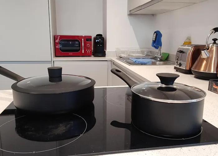 Penthouse-like With & Waterfront Views In Old Trafford With 500mbps Internet And Netflix מנצ'סטר