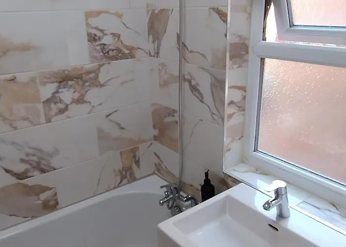 3br Near Alexandra Park And Free Parking *