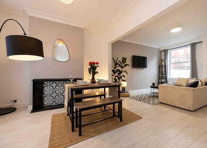 Spacious & Cozy In Salford *