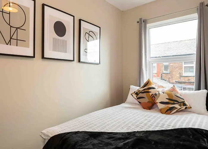 Spacious & Cozy In Salford Tatil Evi