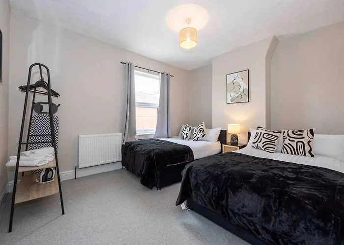 Spacious & Cozy In Salford *