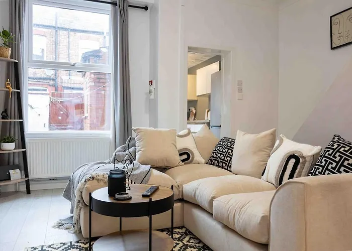 Spacious & Cozy In Salford Hébergement de vacances