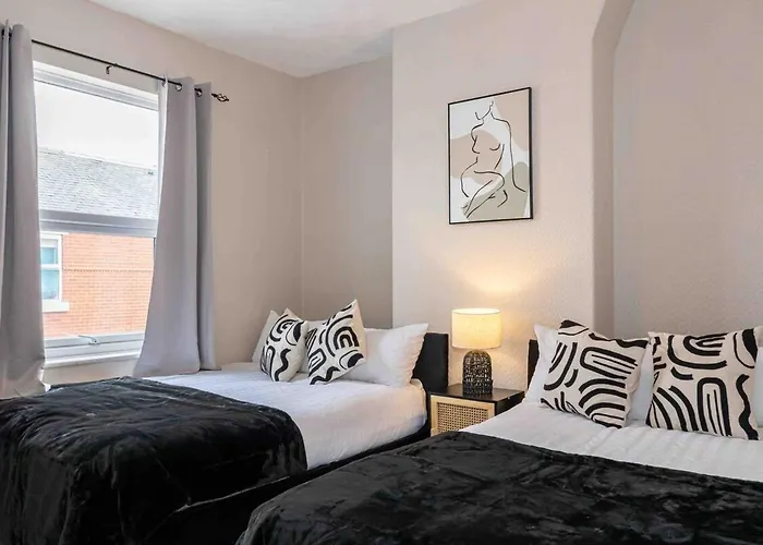 Spacious & Cozy In Salford *