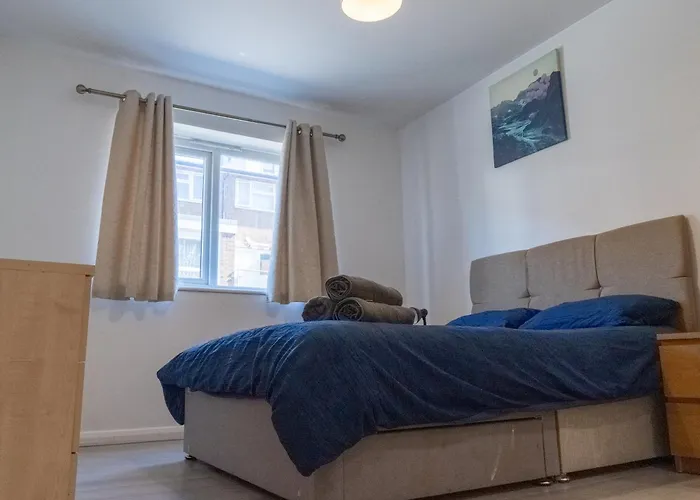 Spacious 2 Bed Flat, Free Parking, Close To Town מנצ'סטר