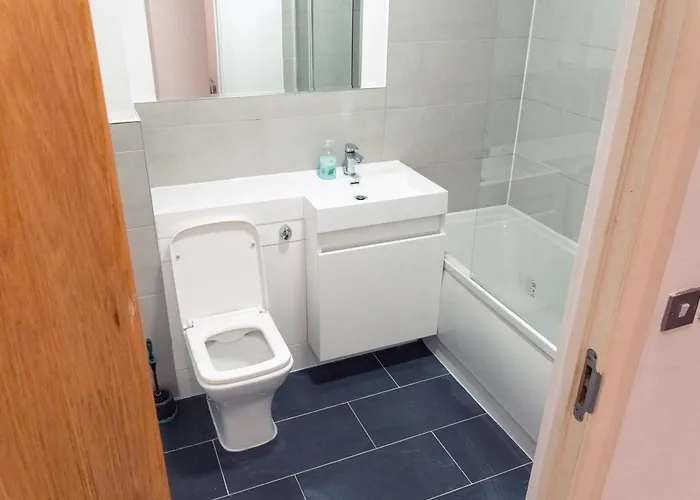 Spacious 2 Bed Flat, Free Parking, Close To Town *