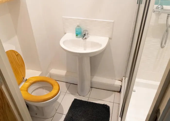 Spacious 2 Bed Flat, Free Parking, Close To Town Manchester