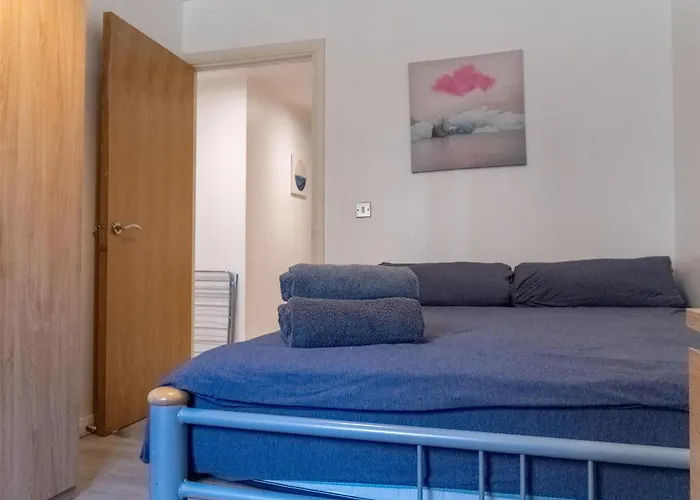 Spacious 2 Bed Flat, Free Parking, Close To Town * מנצ'סטר