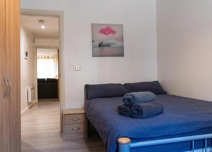 Spacious 2 Bed Flat, Free Parking, Close To Town