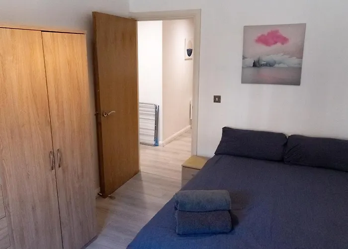 דירה Spacious 2 Bed Flat, Free Parking, Close To Town *