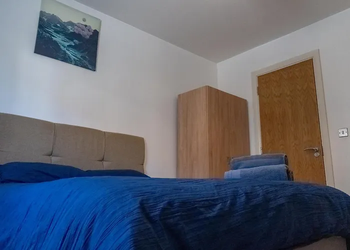 Spacious 2 Bed Flat, Free Parking, Close To Town *