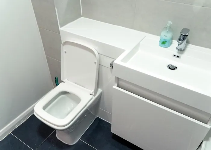 Spacious 2 Bed Flat, Free Parking, Close To Town * Manchester