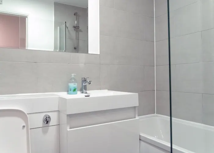 דירה Spacious 2 Bed Flat, Free Parking, Close To Town