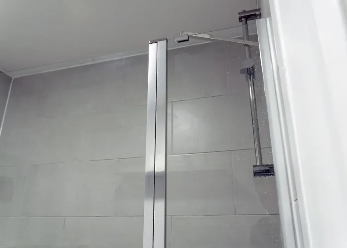 Spacious 2 Bed Flat, Free Parking, Close To Town *