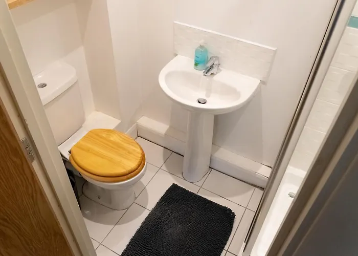 Spacious 2 Bed Flat, Free Parking, Close To Town Manchester