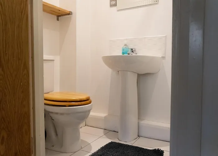 Spacious 2 Bed Flat, Free Parking, Close To Town * Manchester