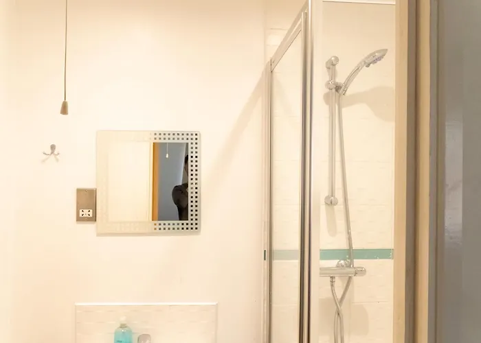 Spacious 2 Bed Flat, Free Parking, Close To Town