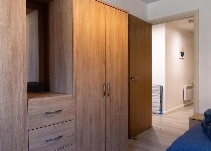 Spacious 2 Bed Flat, Free Parking, Close To Town דירה