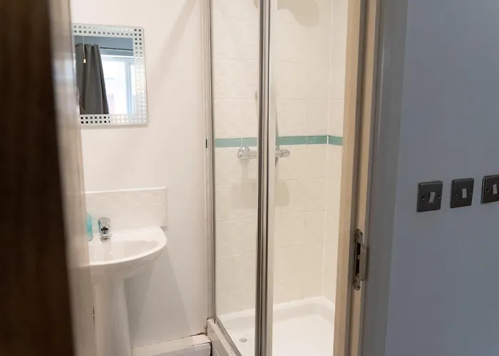 Daire Spacious 2 Bed Flat, Free Parking, Close To Town