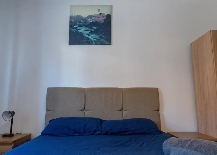 Spacious 2 Bed Flat, Free Parking, Close To Town Manchester