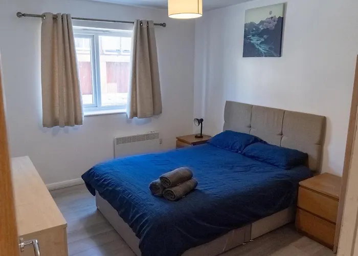 Spacious 2 Bed Flat, Free Parking, Close To Town Apartment *