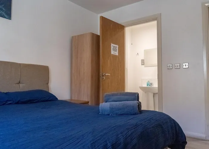 Spacious 2 Bed Flat, Free Parking, Close To Town *