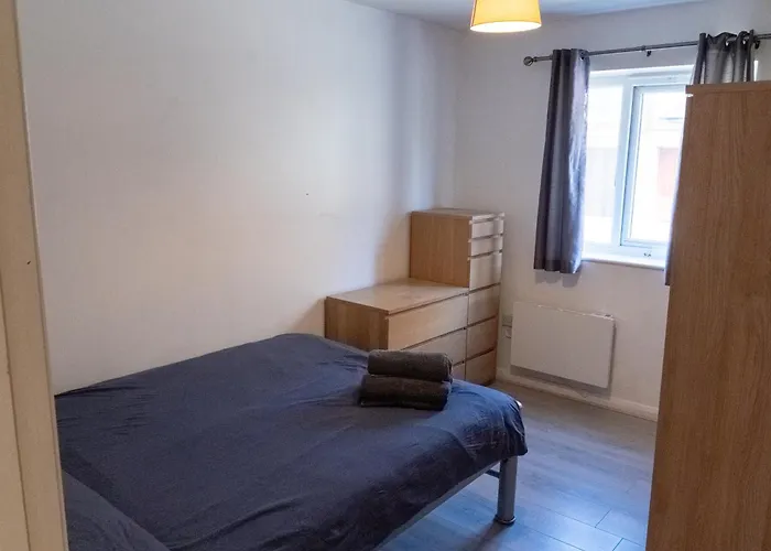 Spacious 2 Bed Flat, Free Parking, Close To Town