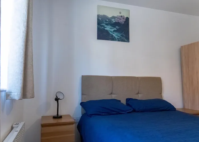 Spacious 2 Bed Flat, Free Parking, Close To Town Daire *