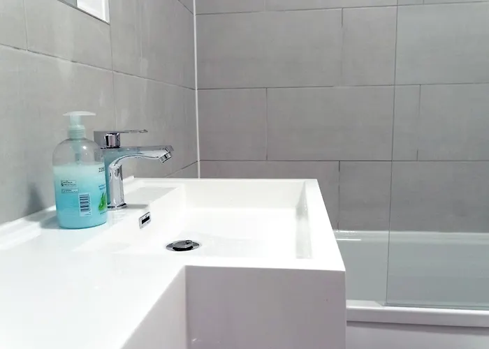 Spacious 2 Bed Flat, Free Parking, Close To Town מנצ'סטר