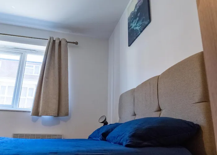 Spacious 2 Bed Flat, Free Parking, Close To Town דירה מנצ'סטר