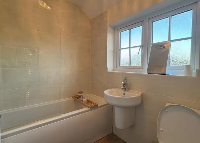 Large 3 Bed - Coop Live -free Parking