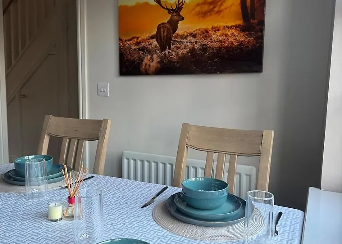 Large 3 Bed - Coop Live -free Parking Apartment *