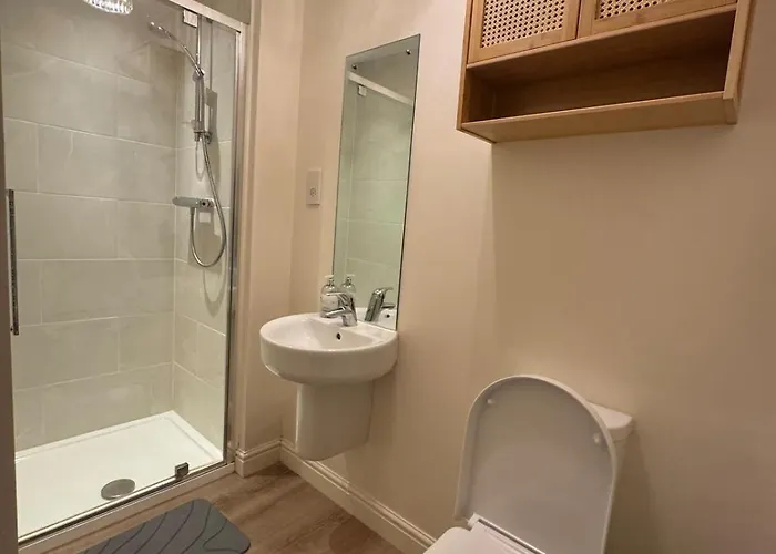 Large 3 Bed - Coop Live -free Parking *