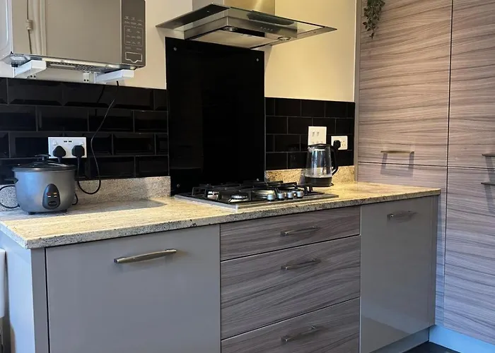 Large 3 Bed - Coop Live -free Parking