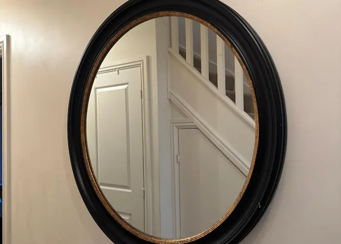 Large 3 Bed - Coop Live -free Parking *