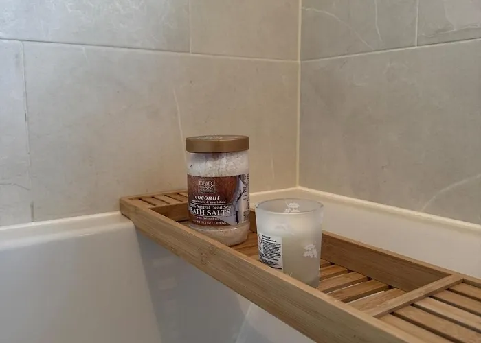 Large 3 Bed - Coop Live -free Parking