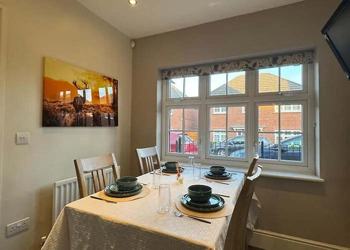 Large 3 Bed - Coop Live -free Parking *