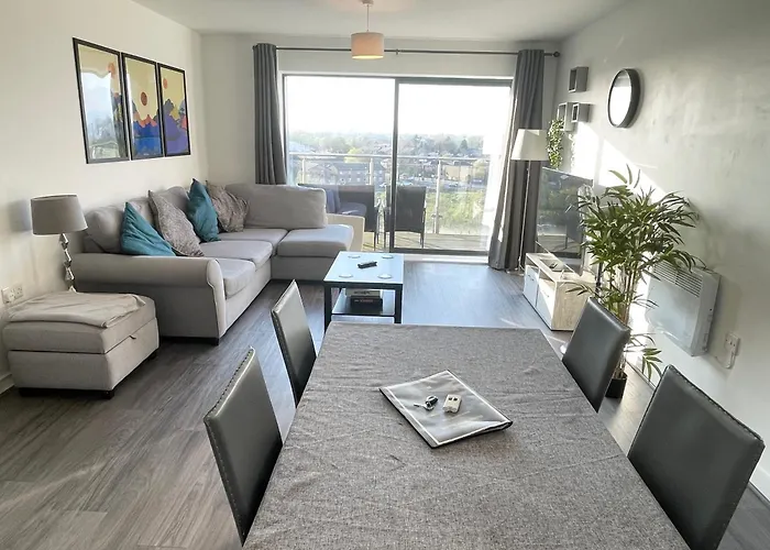 Apartment Balcony Marina With Skyline Views - Free Secure Parking *