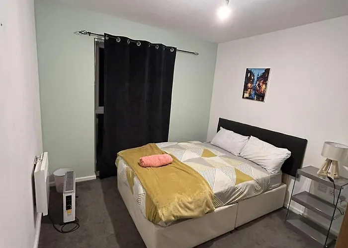 Apartament Cozy 2 Bed With Balcony Etihad Views, Steps From Coop Live