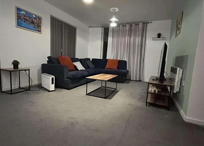 Apartament Cozy 2 Bed With Balcony Etihad Views, Steps From Coop Live *
