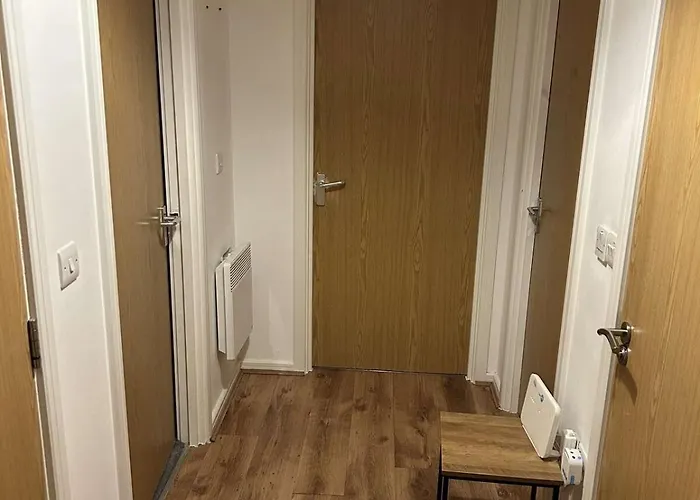 Apartament Cozy 2 Bed With Balcony Etihad Views, Steps From Coop Live