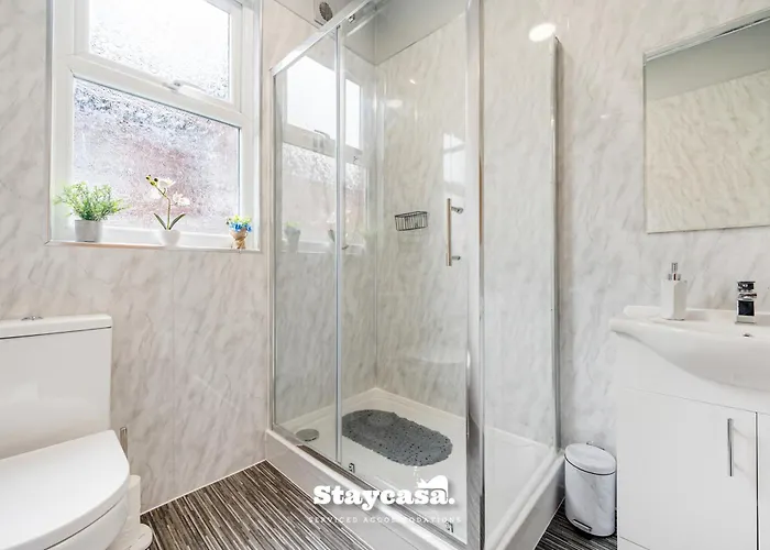 Urban Oasis Spacious 4-bedroom In 맨체스터