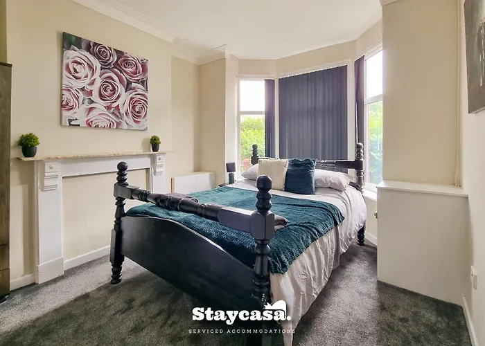 Stylish 4-Bed Home With On-Street Parking Manchester