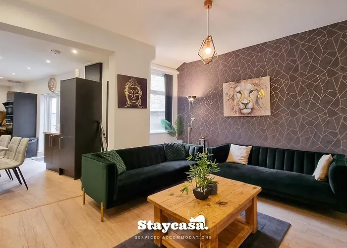 Stylish 4-bed With On-street Parking Ferienhaus