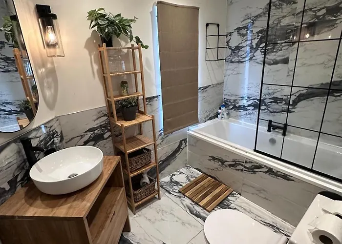 Stylish Interior Cosy Haven - On-street Parking マンチェスター