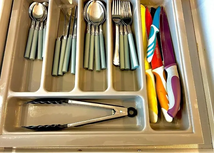 Modern High-rise Flat In Media City! 2 Beds, 2 Baths *