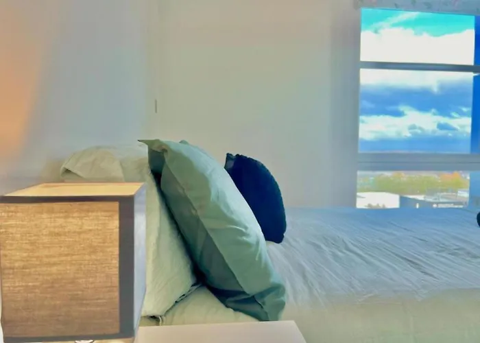 Apartment Modern High-rise Flat In Media City! 2 Beds, 2 Baths *