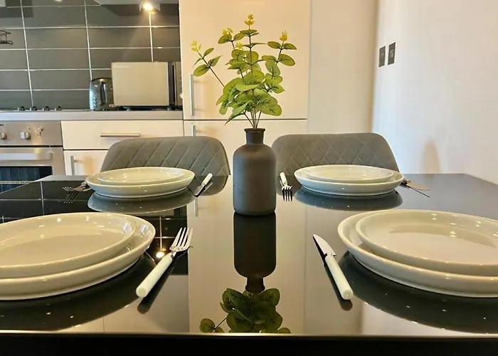 Modern High-rise Flat In Media City! 2 Beds, 2 Baths *