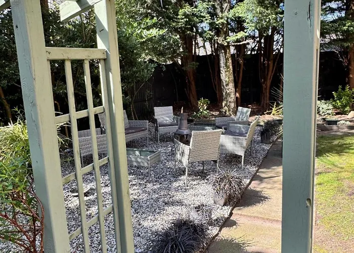 The Secret Garden Retreat With Hot Tub Holiday home *